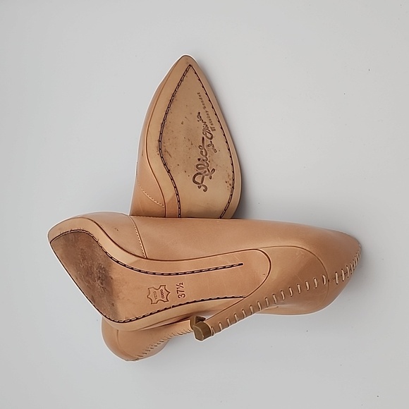 ALICE + OLIVIA Tan Pumps with Whipstitched Detail Self-covered Heels - Picture 4 of 7